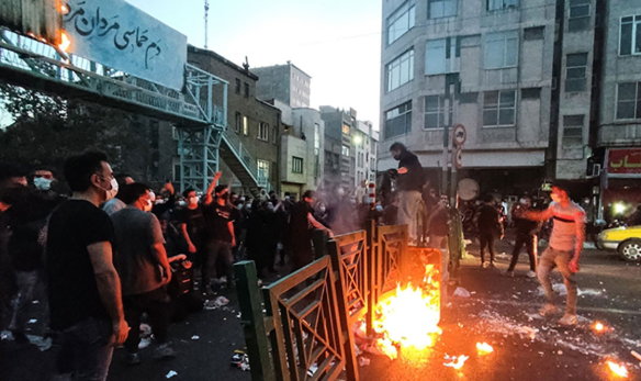 احتجاجات إيران تتوسع: هتافات ملكية ومواجهات أمنية في طهران والمدن الكبرى